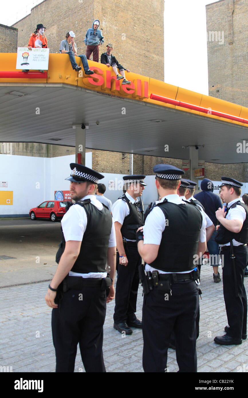 Martedì 22 Maggio 2012 manifestanti arrestare Shell stazione di benzina sulla vecchia strada di Londra Foto Stock