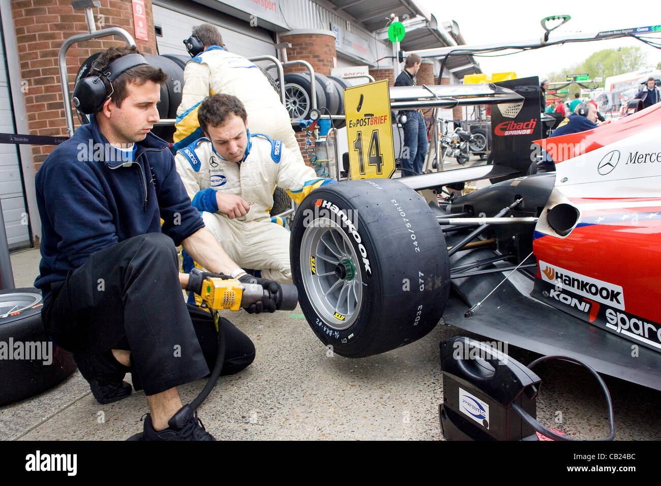 18.05.2012 Brands Hatch, Inghilterra. Formula 3 Euro Series, Michael Lewis' (USA) meccanica montare gomme fresche durante il venerdi di FP1. Foto Stock
