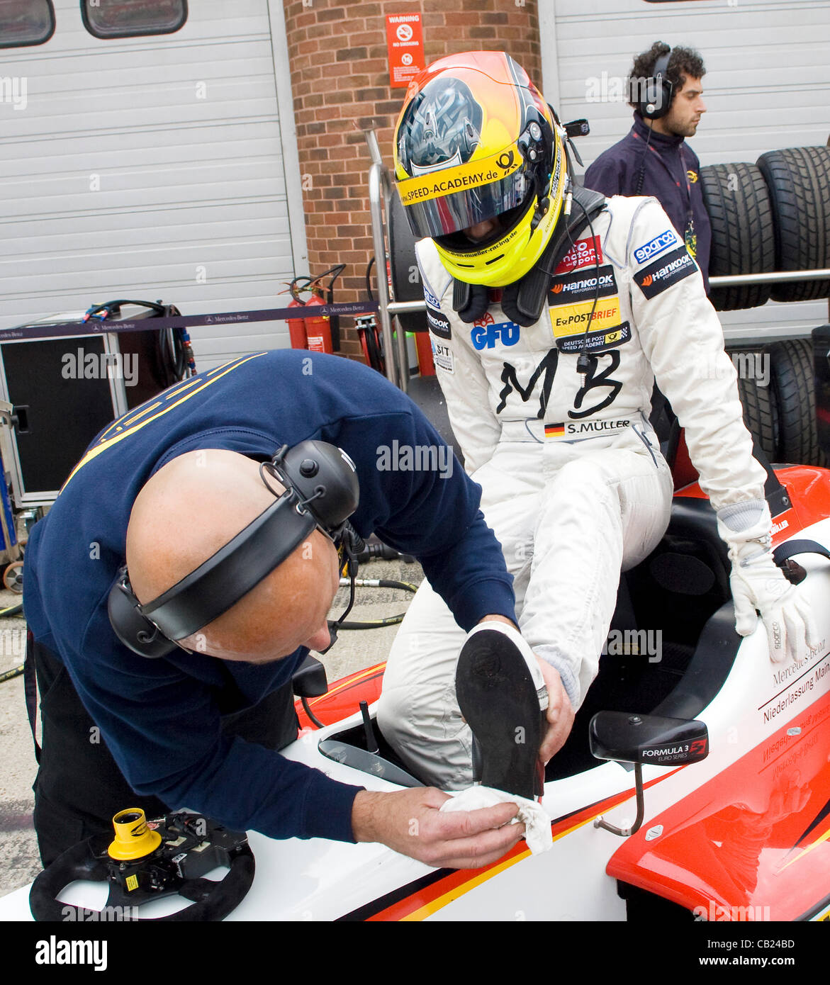 18.05.2012 Brands Hatch, Inghilterra. Formula 3 Euro Series, Sven Muller (D) ha il suo suole pulite come si arrampica nella sua F3 durante il venerdi di FP1. Foto Stock