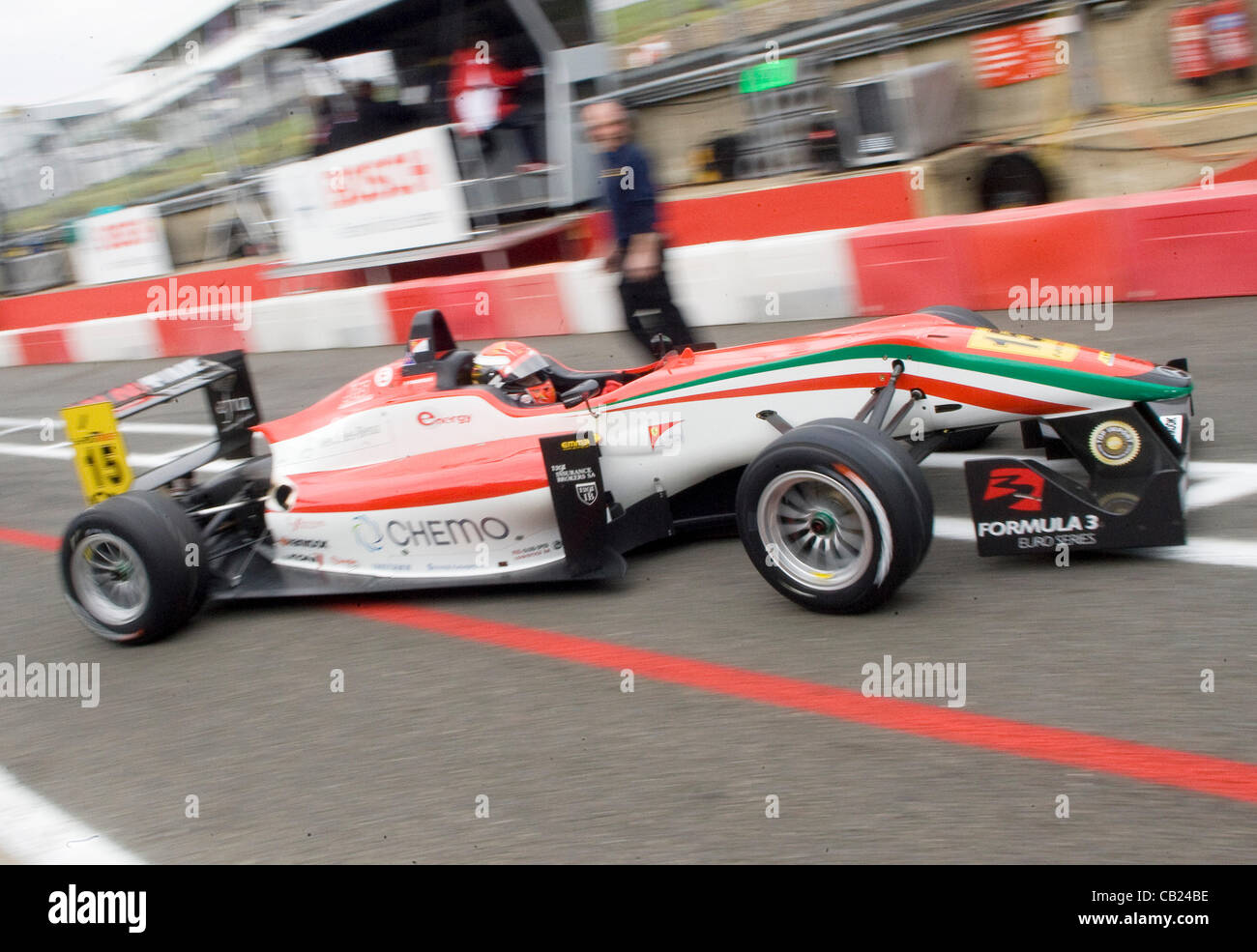 18.05.2012 Brands Hatch, Inghilterra. Formula 3 Euro Series, Rafaelle Marcietto (I) esce dalla pit lane durante il venerdi di FP1. Foto Stock