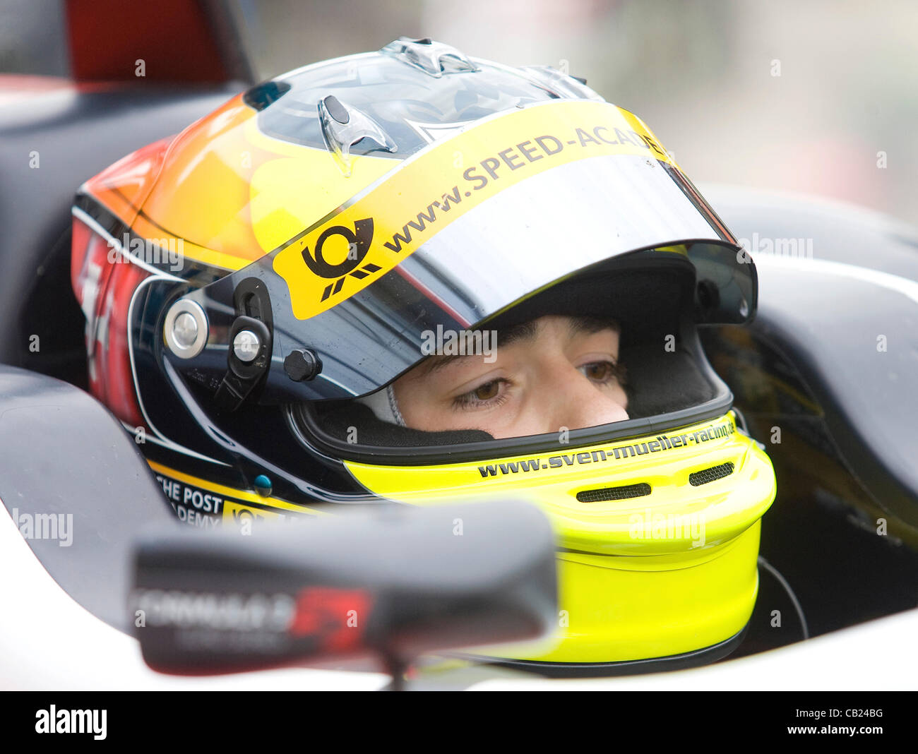 18.05.2012 Brands Hatch, Inghilterra. Formula 3 Euro Series, Sven Muller (D) si siede in pit lane durante il venerdi di FP1 Foto Stock
