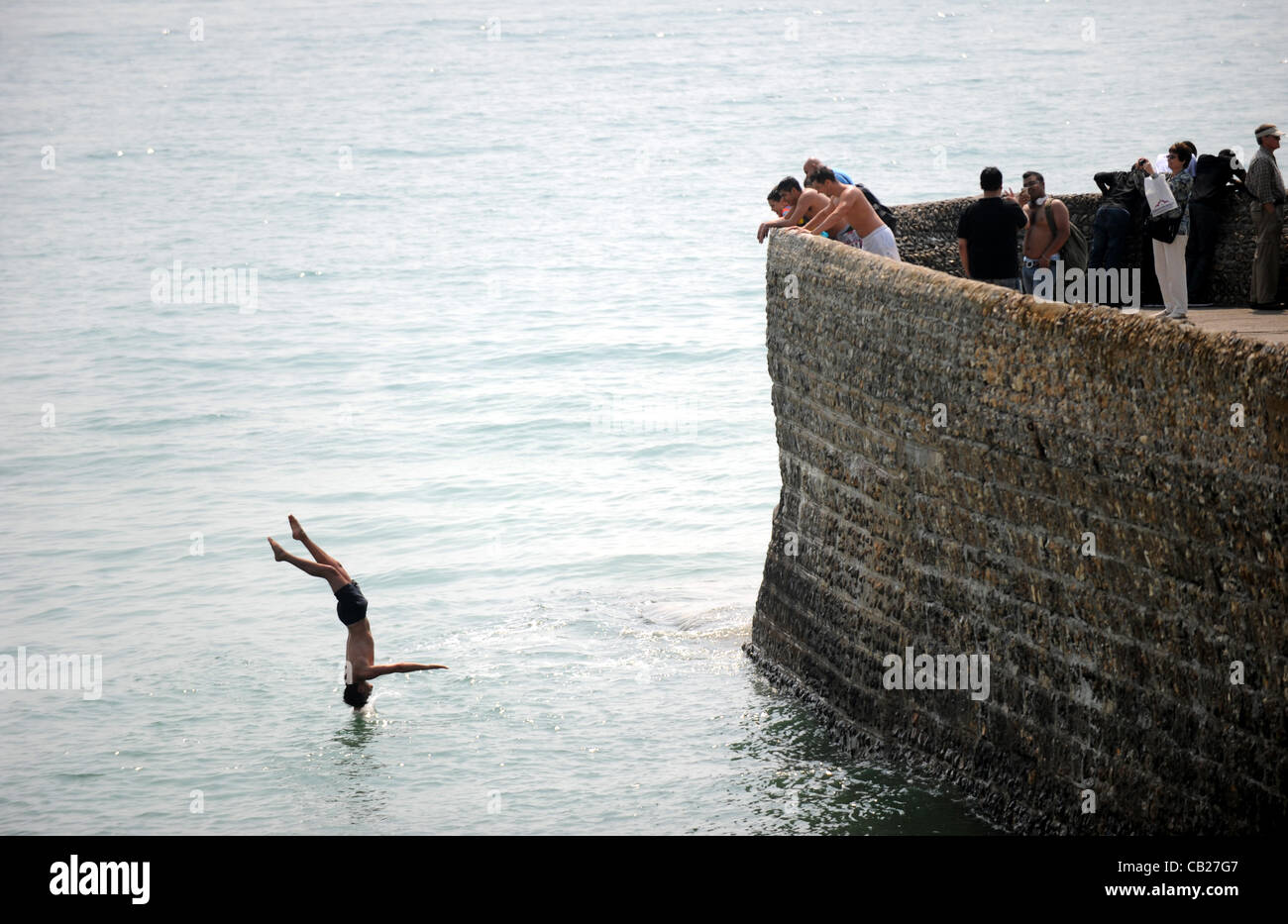 Brighton SUSSEX REGNO UNITO 23 Maggio 2012 - I giovani dive e salto in mare da un growne off la spiaggia di Brighton oggi Foto Stock