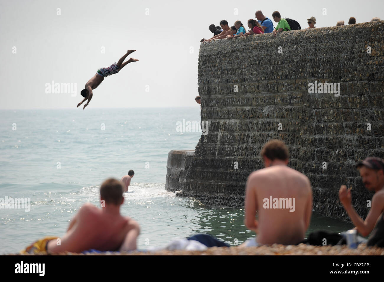 Brighton SUSSEX REGNO UNITO 23 Maggio 2012 - I giovani dive e salto in mare da un growne off la spiaggia di Brighton oggi Foto Stock