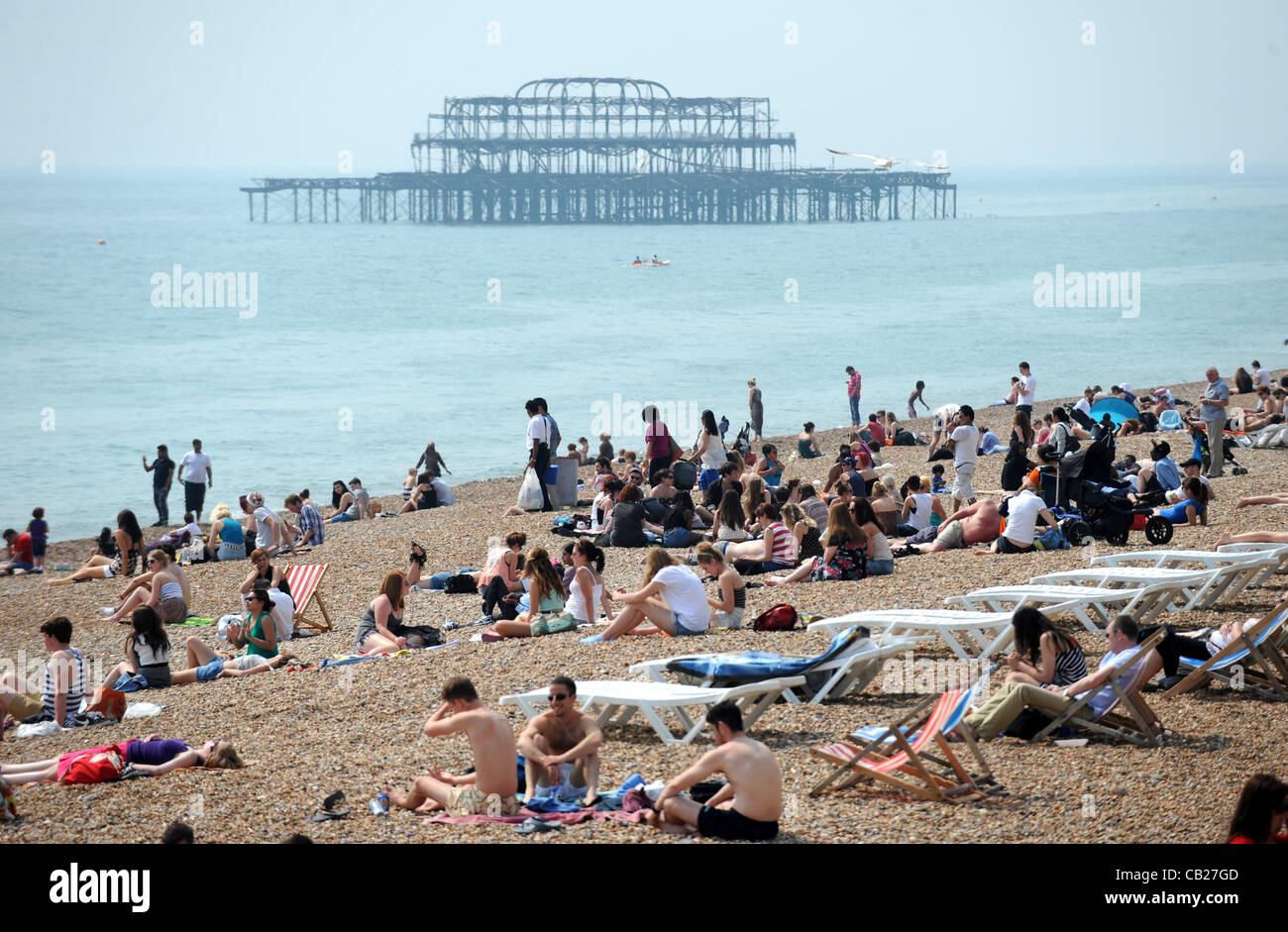 Brighton SUSSEX REGNO UNITO 23 Maggio 2012 - un pranzo spiaggia di Brighton con il Molo di Ponente in background come le temperature a salire nuovamente oggi Foto Stock