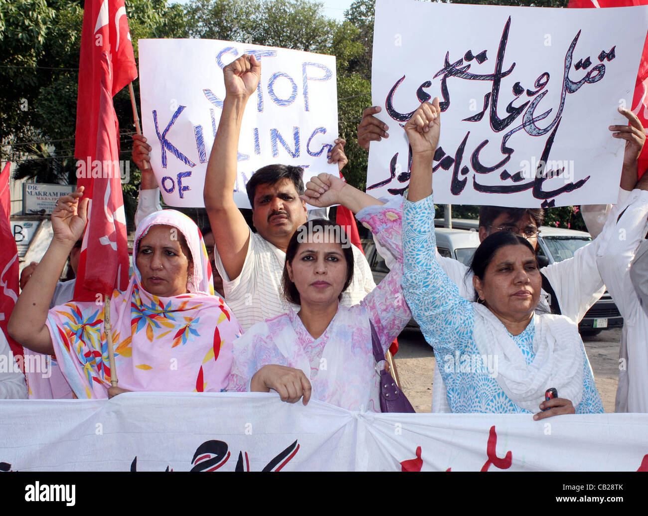 I sostenitori del partito laburista (LPP) stanno protestando contro la cottura su Awami Tahreek rally a Karachi durante la dimostrazione a Lahore press club Mercoledì 23 Maggio, 2012. Foto Stock