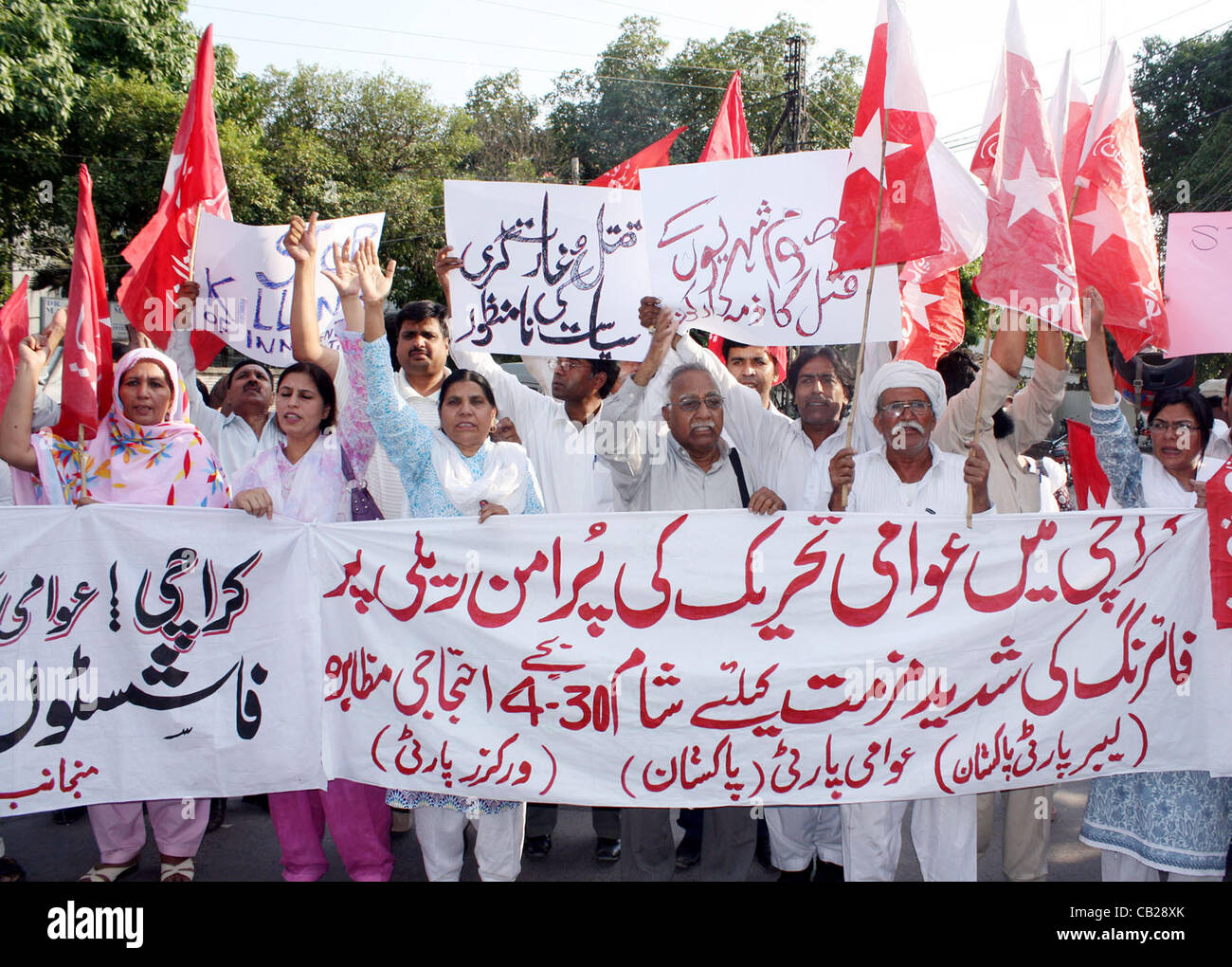I sostenitori del partito laburista (LPP) stanno protestando contro la cottura su Awami Tahreek rally a Karachi durante la dimostrazione a Lahore press club Mercoledì, 23 maggio 2012 Foto Stock