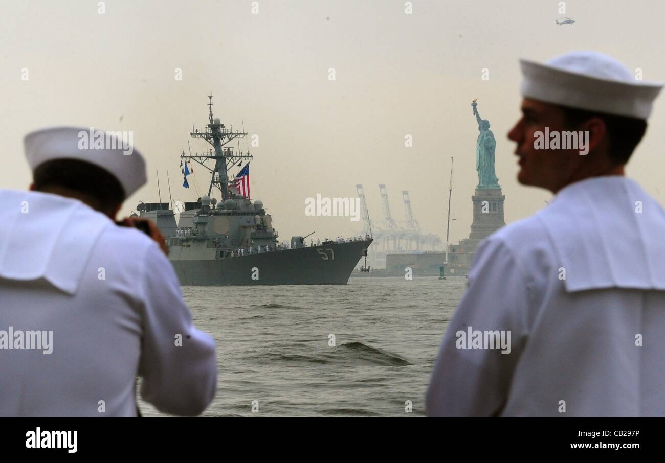 23 maggio 2012 - Manhattan, New York, Stati Uniti - I marinai guarda su come la USS Mitscher (DDG 57) Le crociere passato la statua della libertà come parte del XXV Anniversario Settimana della flotta sfilata di vela. (Credito Immagine: © Bryan Smith/ZUMAPRESS.com) Foto Stock