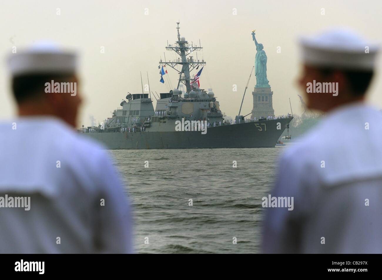 23 maggio 2012 - Manhattan, New York, Stati Uniti - I marinai guarda su come la USS Mitscher (DDG 57) Le crociere passato la statua della libertà come parte del XXV Anniversario Settimana della flotta sfilata di vela. (Credito Immagine: © Bryan Smith/ZUMAPRESS.com) Foto Stock