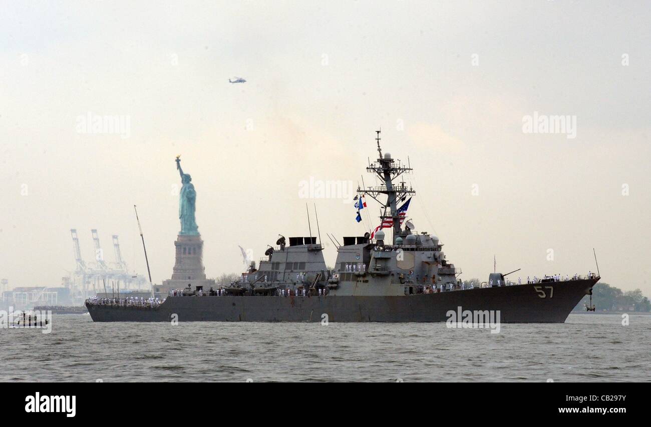 23 maggio 2012 - Manhattan, New York, Stati Uniti - La USS Mitscher (DDG 57) Le crociere passato la statua della libertà come parte del XXV Anniversario Settimana della flotta sfilata di vela. (Credito Immagine: © Bryan Smith/ZUMAPRESS.com) Foto Stock