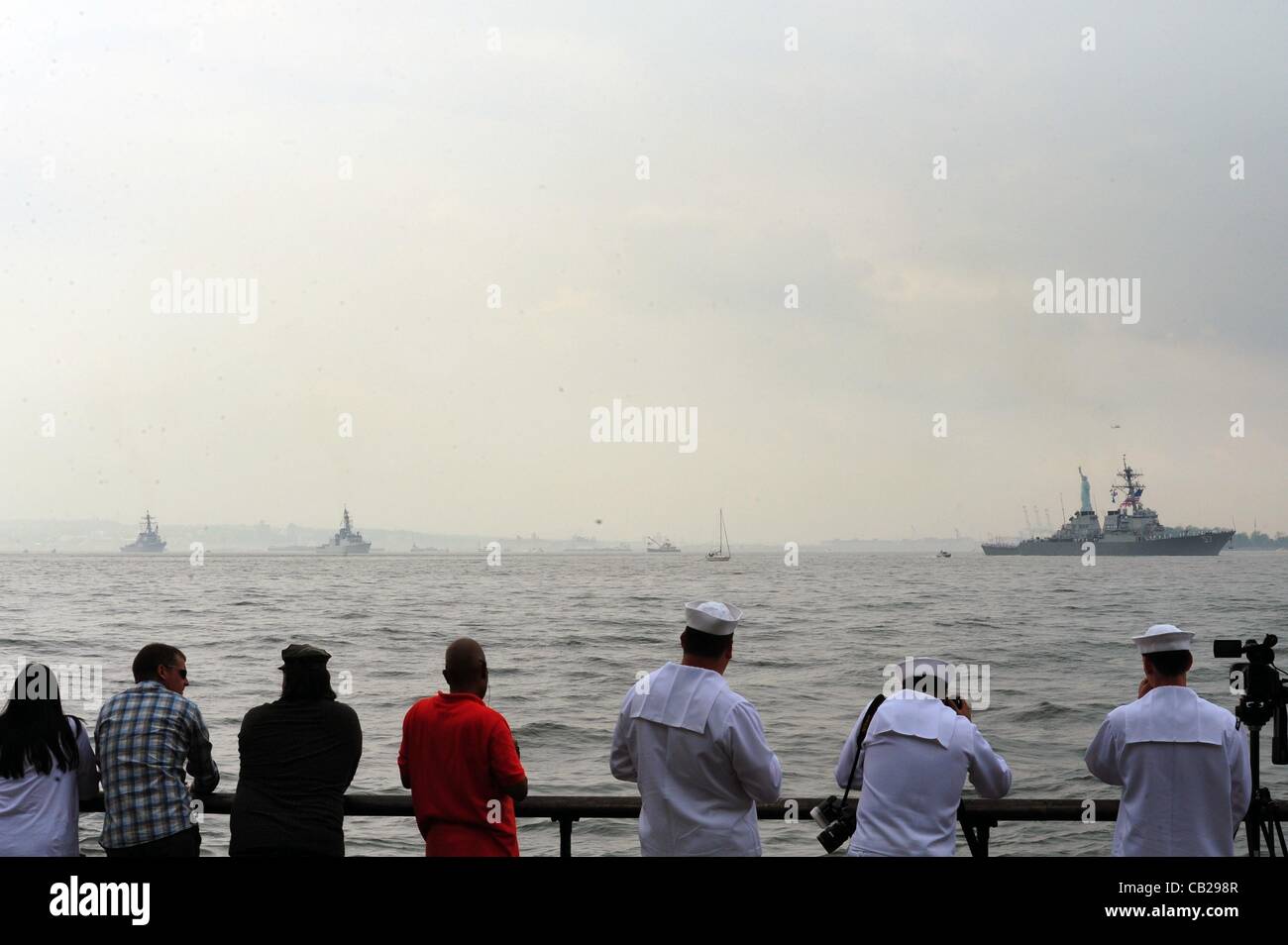 23 maggio 2012 - Manhattan, New York, Stati Uniti - La USS Mitscher (DDG 57) Le crociere passato la statua della libertà come parte del XXV Anniversario Settimana della flotta sfilata di vela. (Credito Immagine: © Bryan Smith/ZUMAPRESS.com) Foto Stock