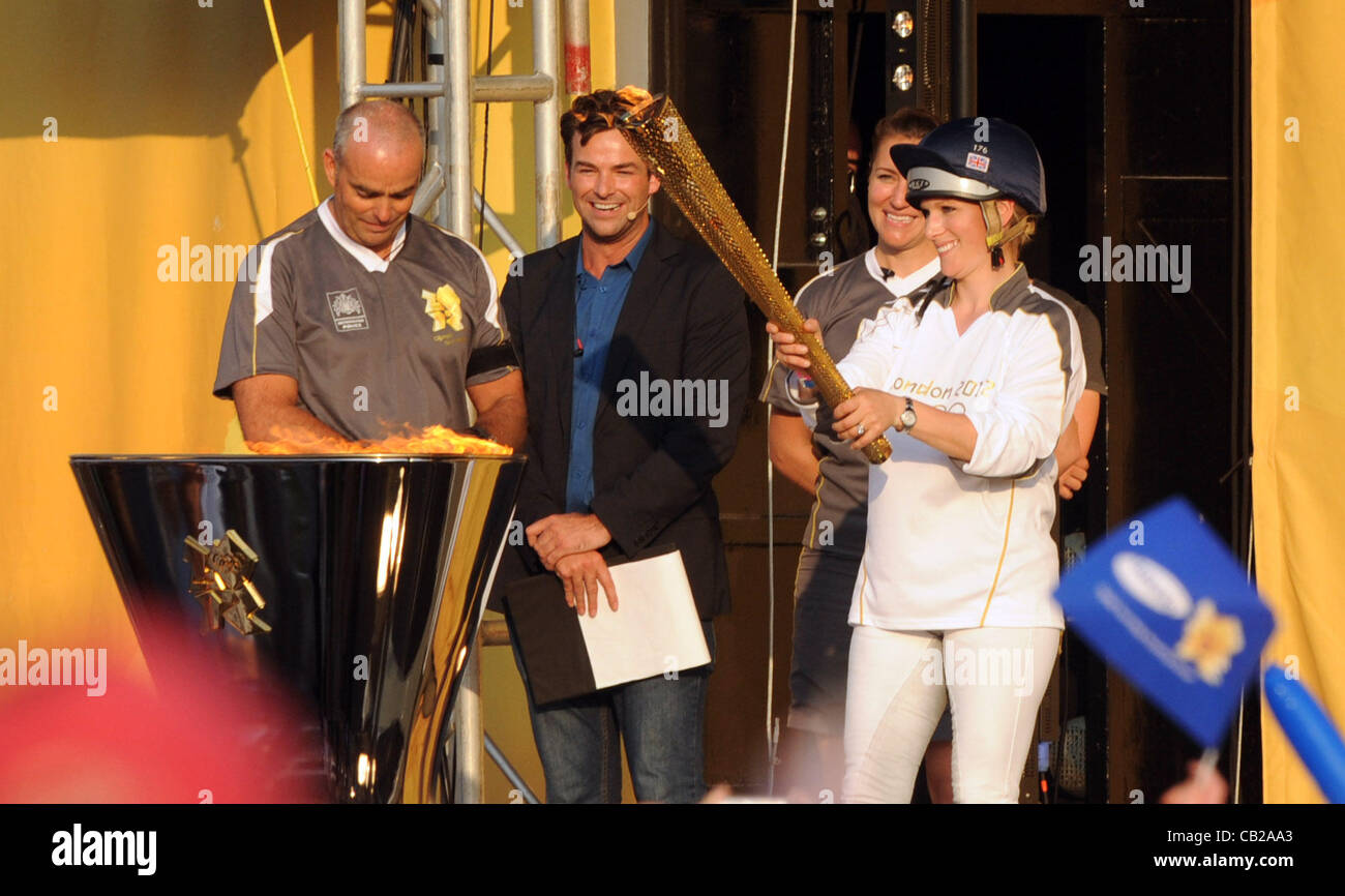 Zara Phillips dopo l'illuminazione del calderone con la fiaccola olimpica al termine della tappa finale del giorno 5 della torcia il relè a Cheltenham Racecourse, mercoledì 23 maggio, 2012. Foto di credito dovrebbe leggere: images@barrybatchelorphotography.com Foto Stock
