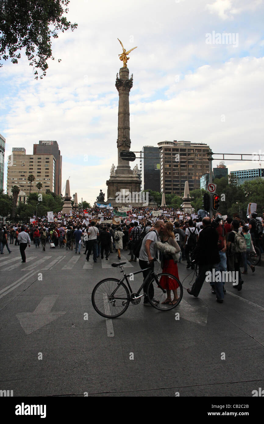 DISTRITO FEDERAL, Messico, 23 maggio, 2012. Gli studenti universitari rivendicazione contro la corruzione e la manipolazione dei media. Qui, demostrating nell'Indipendenza monumento. Foto Stock