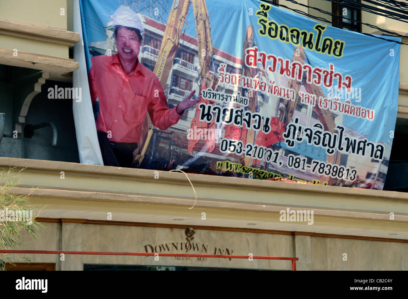 Una demolizione del contraente di banner sulla parte anteriore del Downtown Inn,Chiang Mai, Thailandia Giovedì 24 Maggio,2012. L'hotel era legato ai decessi inspiegabili di molti visitatori che hanno utilizzato le sue strutture nei primi mesi del 2011. Foto Stock