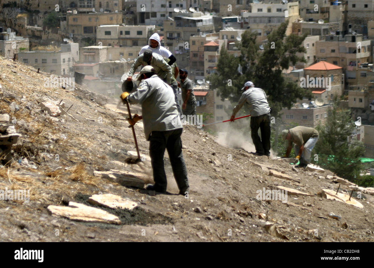 23 maggio 2012 - Gerusalemme, Gerusalemme, Territorio palestinese - Lavoratori costruire fake tombe per le presunte tombe ebraica in un area palestinese al di fuori di Gerusalemme al fine di Judaize l'area, in valle Rababa, in Silwan Gerusalemme la città vecchia il 24 maggio 2012 (credito Immagine: © Mahfouz Abu Turk/immagini APA/Z Foto Stock