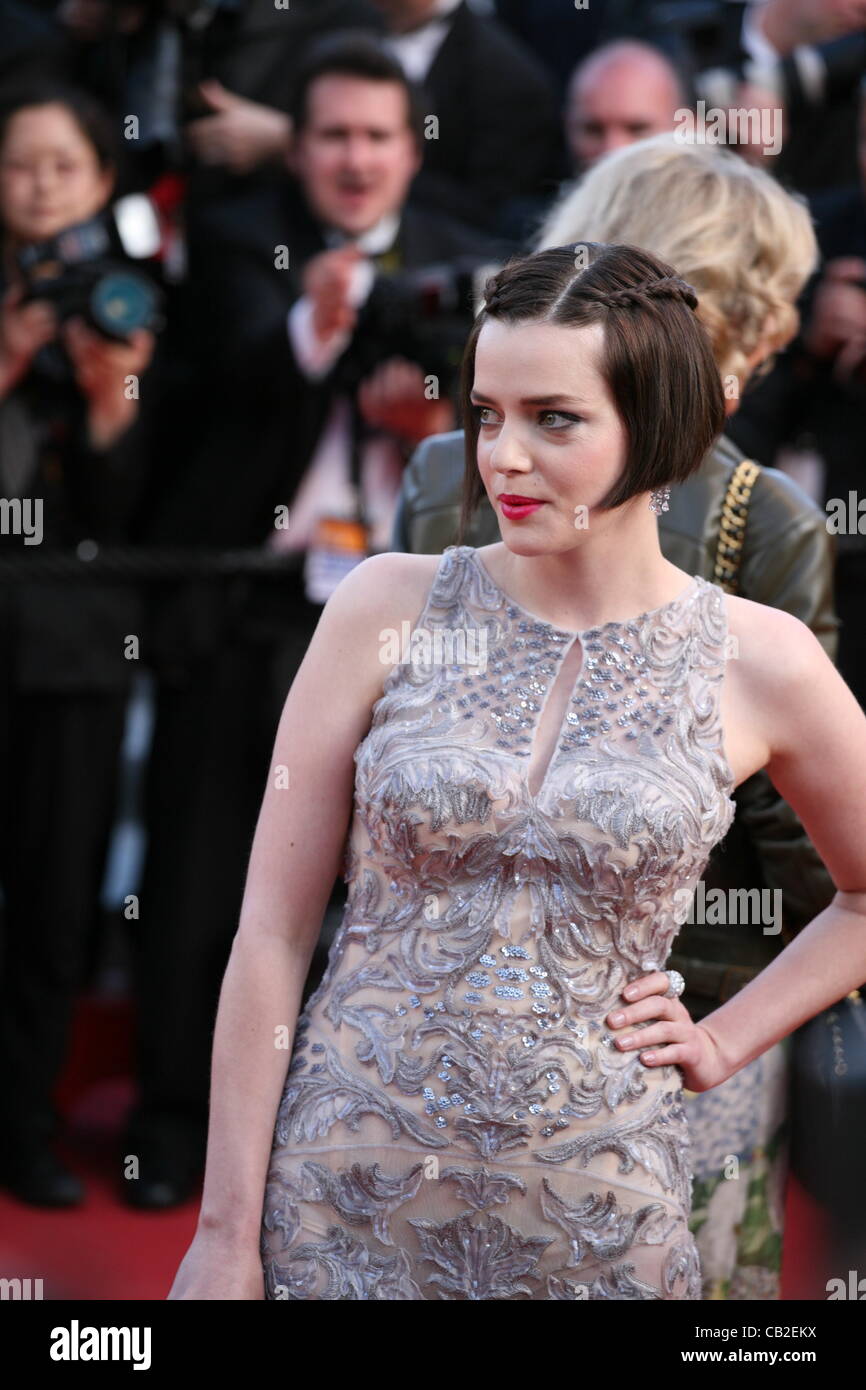 Roxane Mesquida a sulla strada di gala per lo screening di tappeto rosso al sessantacinquesimo Festival del Cinema di Cannes Francia. Il film è basato sul libro dello stesso nome da beat writer Jack Kerouak e diretto da Walter Salles. Mercoledì 23 Maggio 2012 a Cannes Film Festival, Francia. Foto Stock