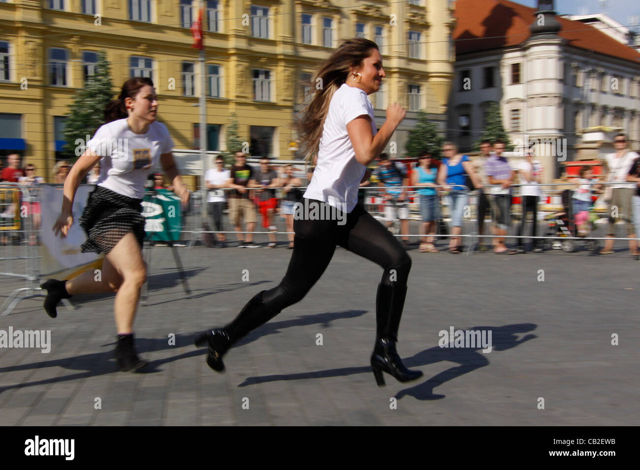 Quinto annuale anno di eseguire sui talloni di Brno, in Repubblica ceca il 23 maggio 2012. Solo racers con almeno 6 cm tacchi alti potevano partecipare alla gara. (CTK foto/Vaclav Salek) Foto Stock