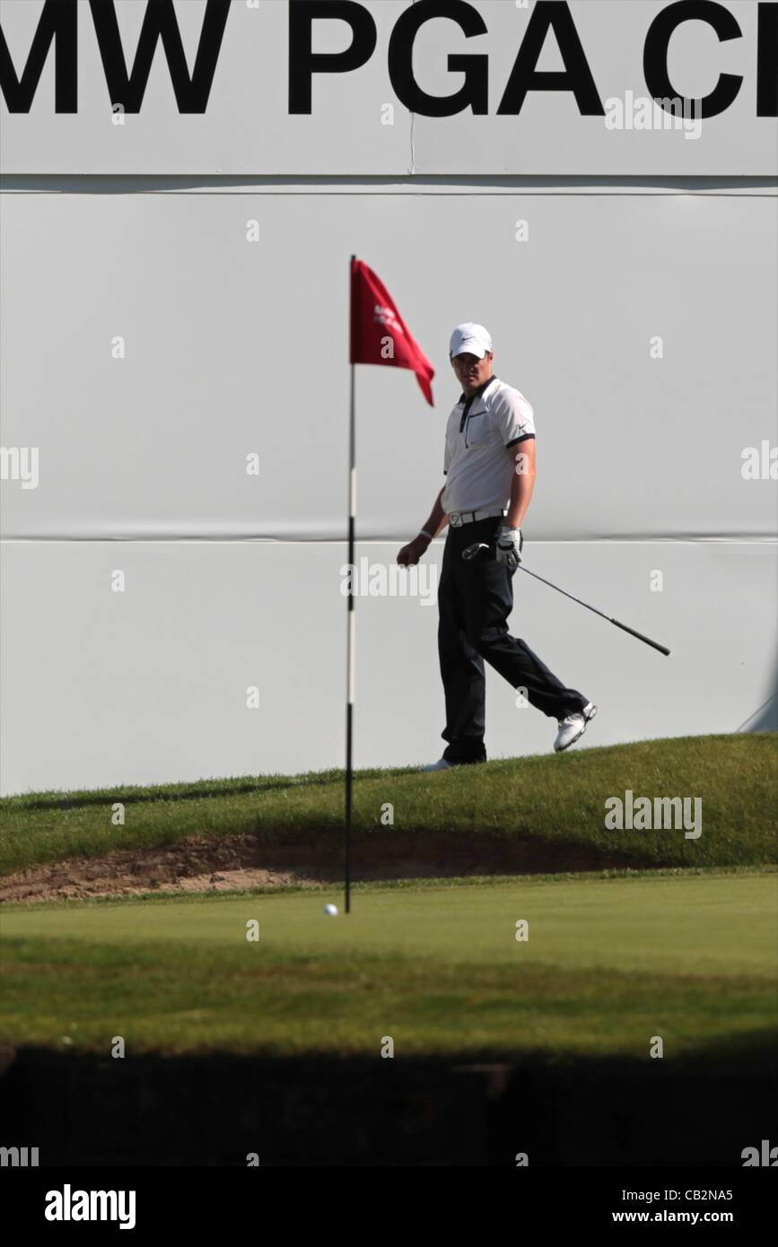 25.05.2012 Wentworth, Inghilterra. Marc Warren (SCO) Guarda il suo chip per il diciottesimo foro durante la BMW campionato di PGA. Foto Stock