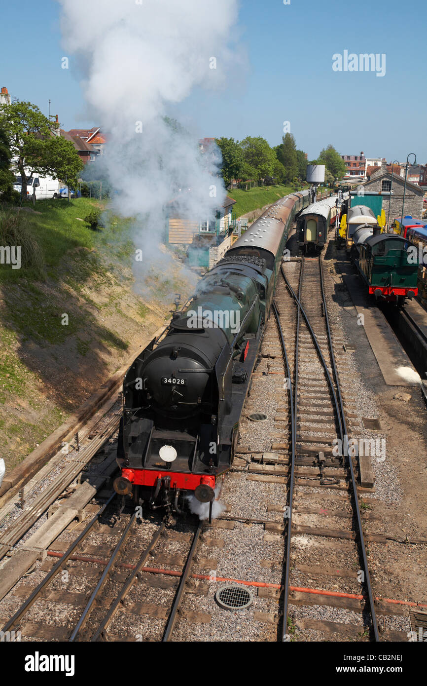 Swanage, UK venerdì 25 maggio 2012. Mentre 'Calbourne' cale nostalgico treni merci, Ferrovia Meridionale 1946-costruito ad ovest del paese Bulleid classe Pacific n. 34028 "Eddystone' è trasporta un treno passeggeri service Foto Stock