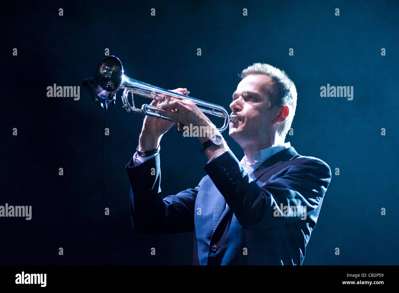 Ottenere la benedizione in concerto a Varsavia trombettista Pete giudice Foto Stock