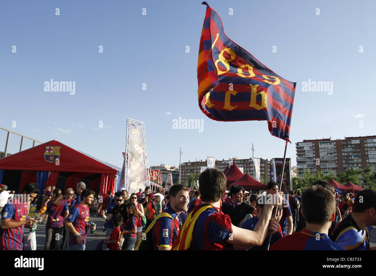Futbol finale di Copa del Rey - Coppa di Spagna - Madrid - Rio Manzanares, Barcellona Fan Zone; Barcellona sostenitori soddisfare prima dell' inizio della partita Foto Stock