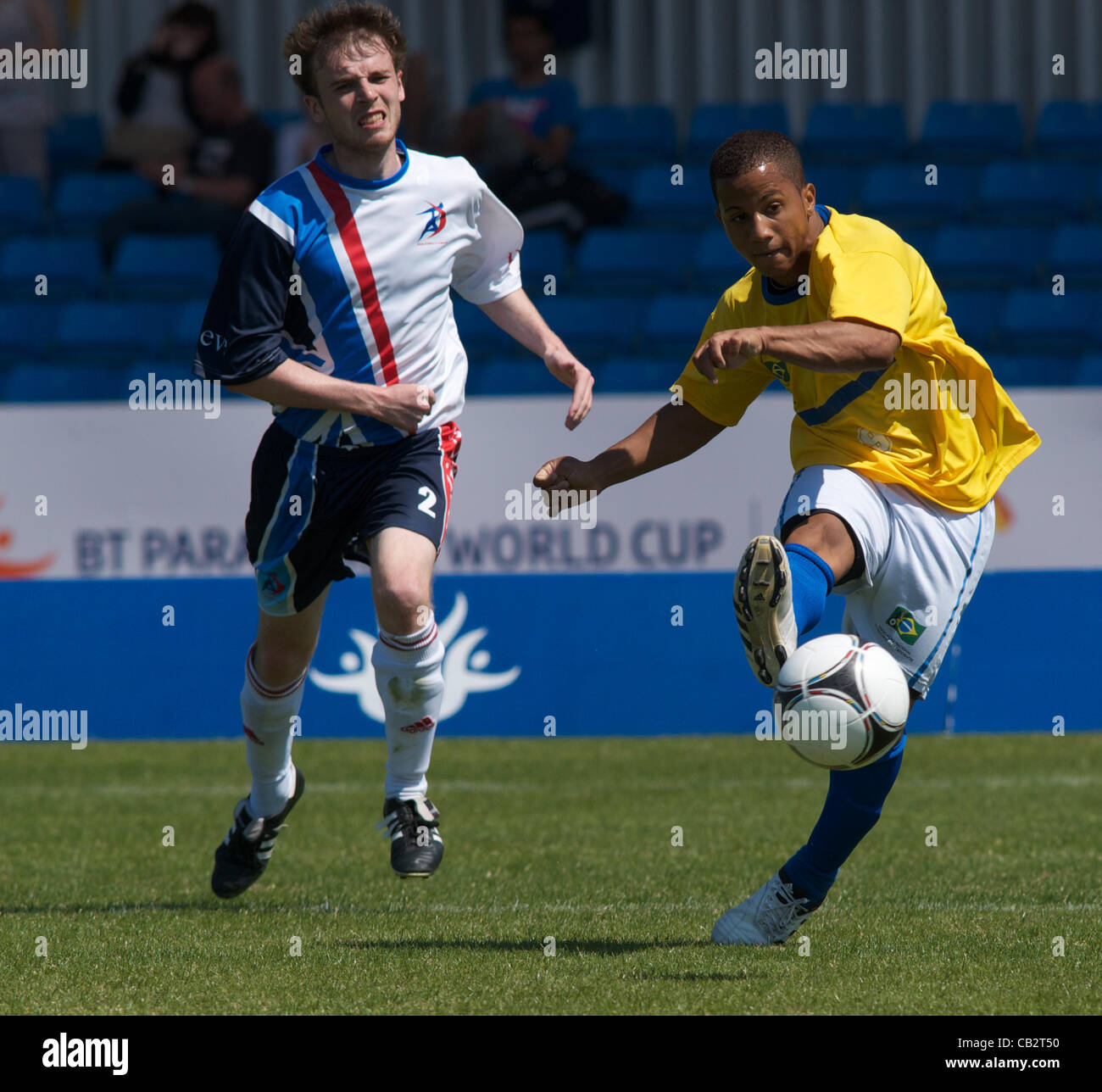 Il Brasile è Luciano Silva spara con Gran Bretagna Blair Glynn cercando su.Brasile battere la Gran Bretagna 4-2 in finale del Paralympic World Cup a Sportcity Manchester REGNO UNITO 26-05-2012 Linea di credito : credito: Giovanni friggitrice / Alamy Live News Foto Stock