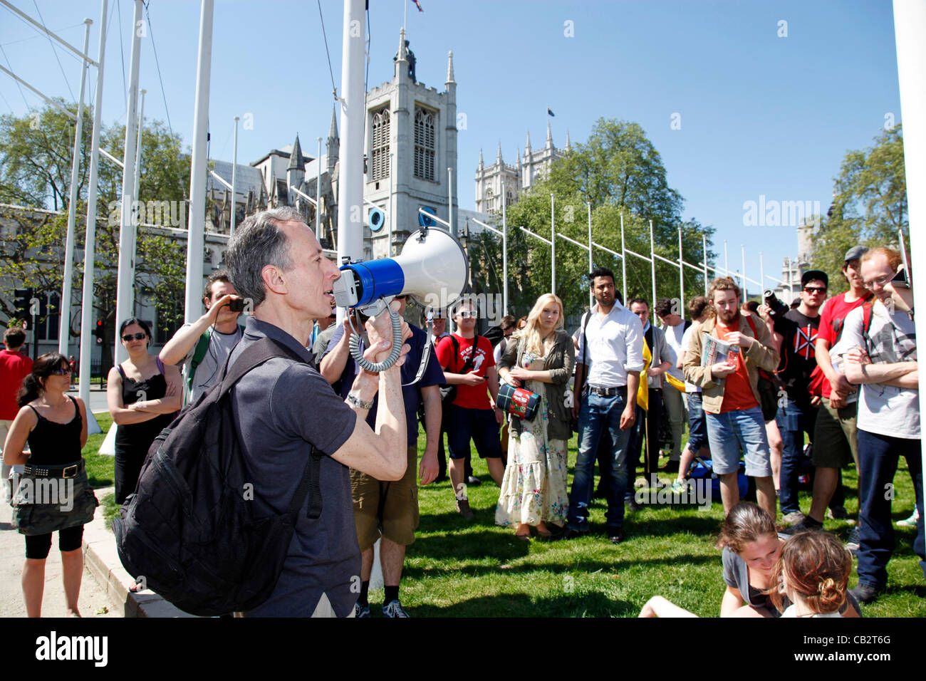 Londra, Regno Unito. Sabato 26 Maggio 2012. Peter Tatchell parlando a Piazza del Parlamento, Westminster, prima di UK Uncut tenere una strada alternativa delle parti per protestare contro Regno Unito tagli e misure di austerità. Foto Stock