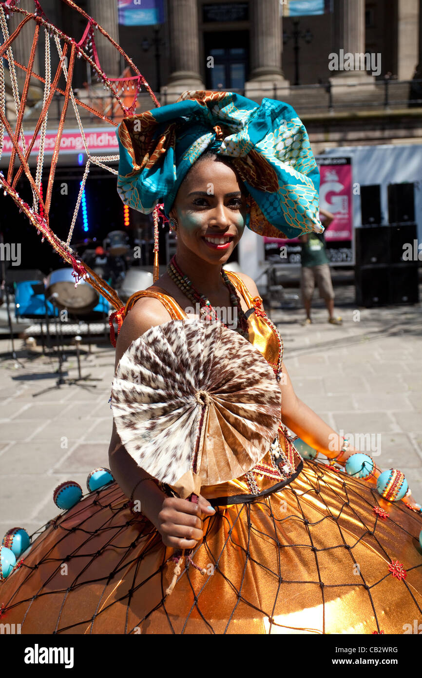 Design esotici, luminosi, stravaganti tropicali, multicolore saturi,  colorati costumi di carnevale al Preston Caribbean Festival King