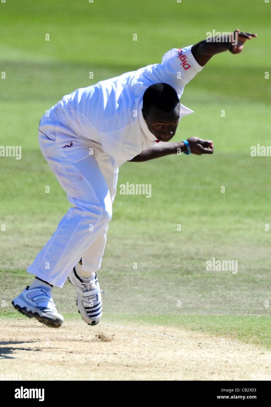 26.05.2012 Nottingham, Inghilterra. KemarRoach in azione durante la seconda prova di Inghilterra contro il West Indies a Trent Bridge. Foto Stock