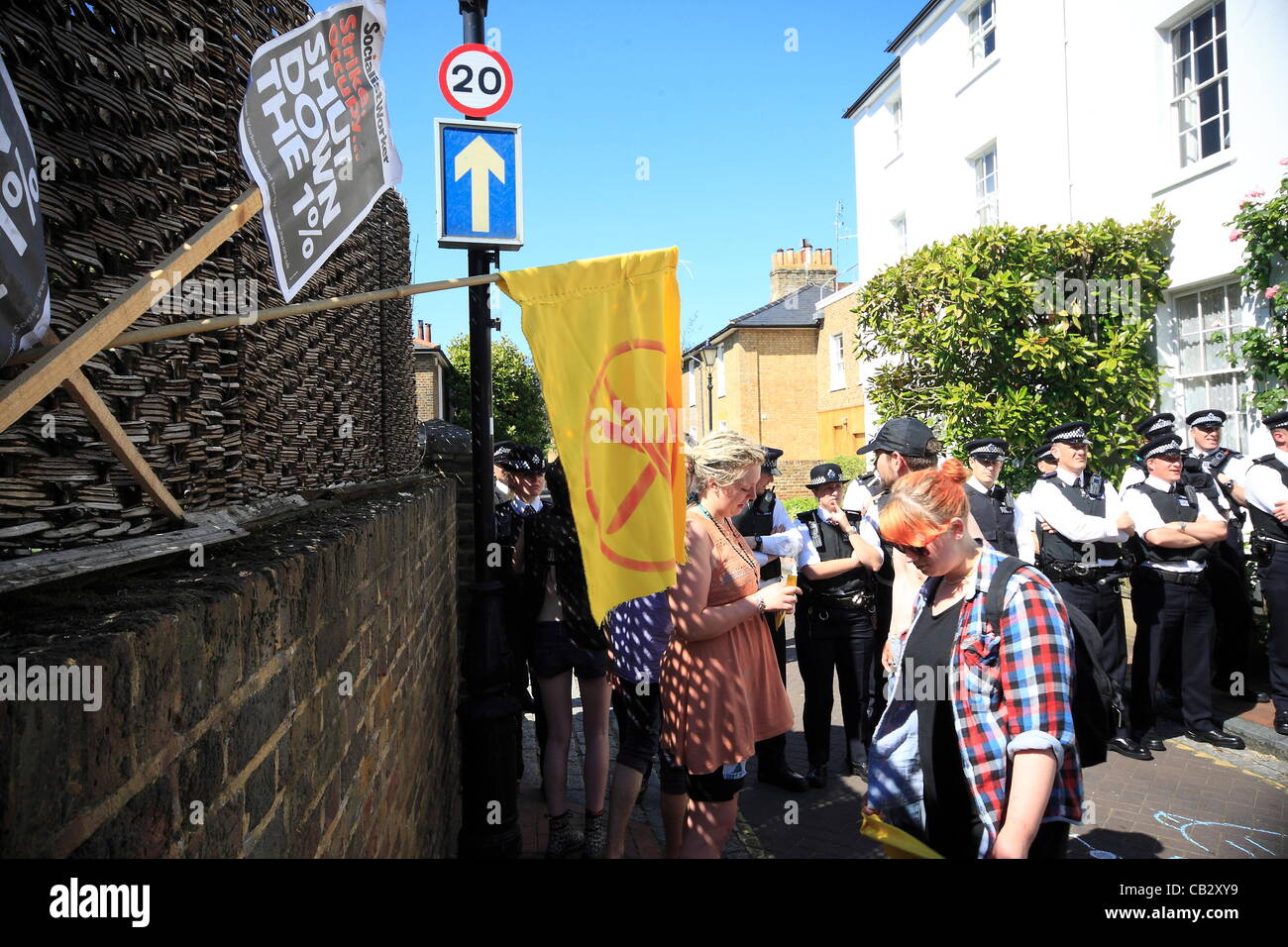 Sabato 26 Maggio 2012 UKUncut gruppo a Putney durante la loro parte di strada. Linea di credito : credito: Hot Shots / Alamy Live News Foto Stock