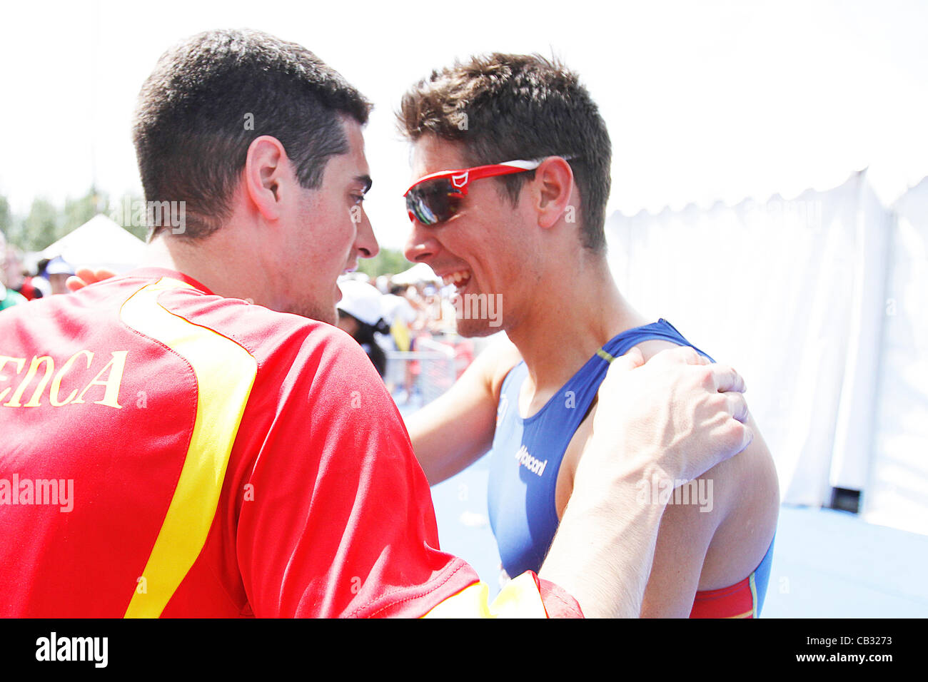 27/05/2012, Spagna. ITU Triathlon World Series MAdrid - Campeonato del mundo de triatlon ; gli uomini serie Elite Test - atleta spagnolo Jose Miguel Perez classifica al 26° posto e parteciperà ai Giochi olimpici - ricevere complimenti dai suoi seguaci Foto Stock