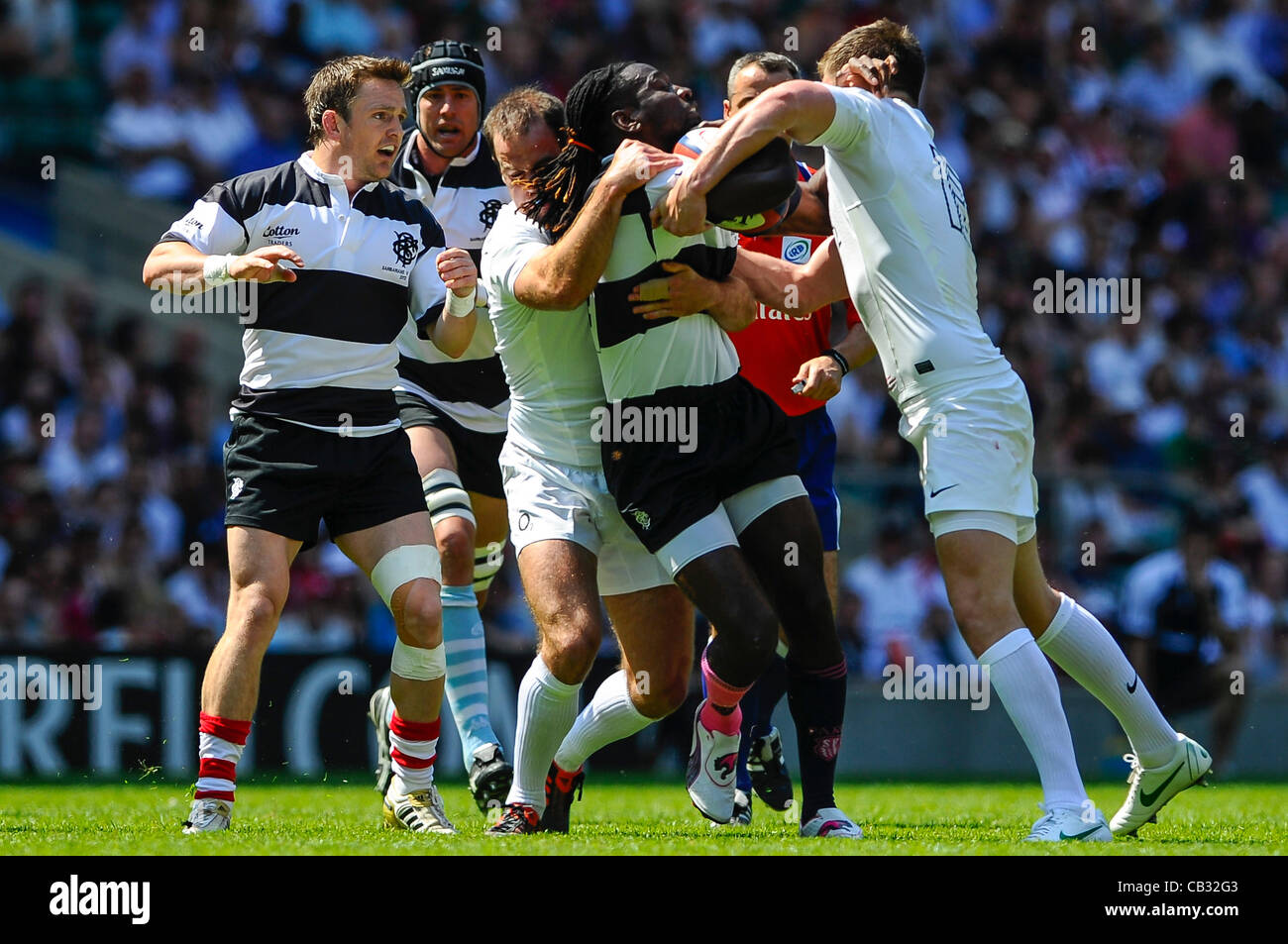 27.05.2012 Richmond, Inghilterra. Barbari RFC Winger inglese (#14) Paolo Sackey (Stade Francais) viene affrontato da Inghilterra Fly-Half (#10) Charlie Hodgson (Saraceni) e all'interno di Centro (#12) Owen Farrell (Saraceni) durante la prima metà del I Killik Rugby Union scontro tra Inghilterra e i Barbari Foto Stock