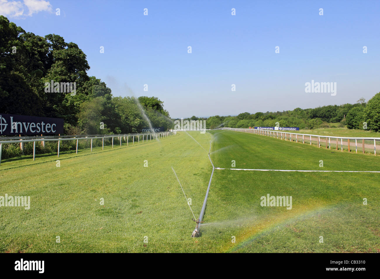 27/05/12. Epsom Downs, Surrey, Regno Unito. Il corso essendo abbeverati in corrispondenza della linea di partenza, pronto per il prossimo sabato il Derby di gara che sarà assistito dalla regina. Foto Stock