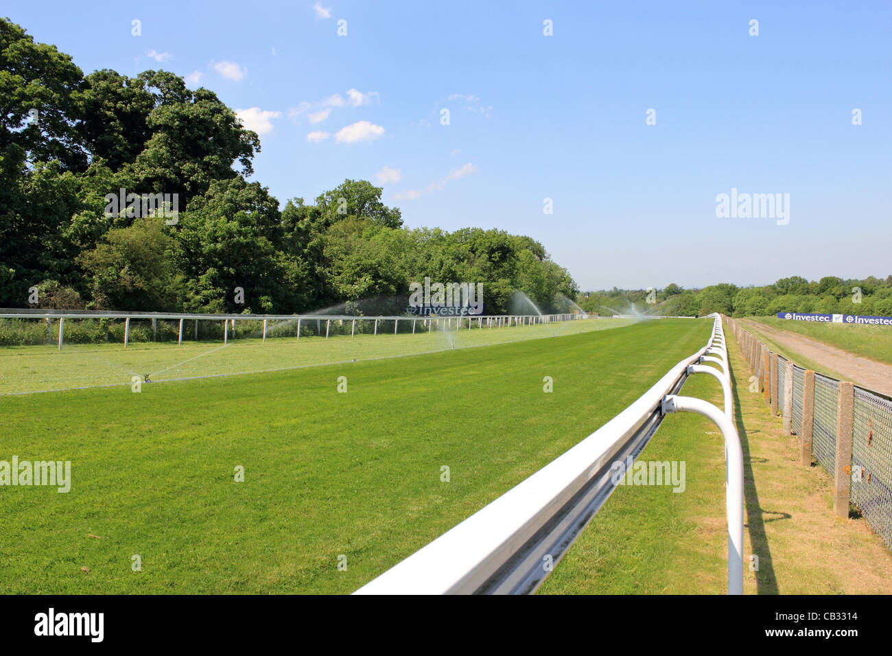 27/05/12. Epsom Downs, Surrey, Regno Unito. Il corso essendo abbeverati in corrispondenza della linea di partenza, pronto per il prossimo sabato il Derby di gara che sarà assistito dalla regina. Foto Stock