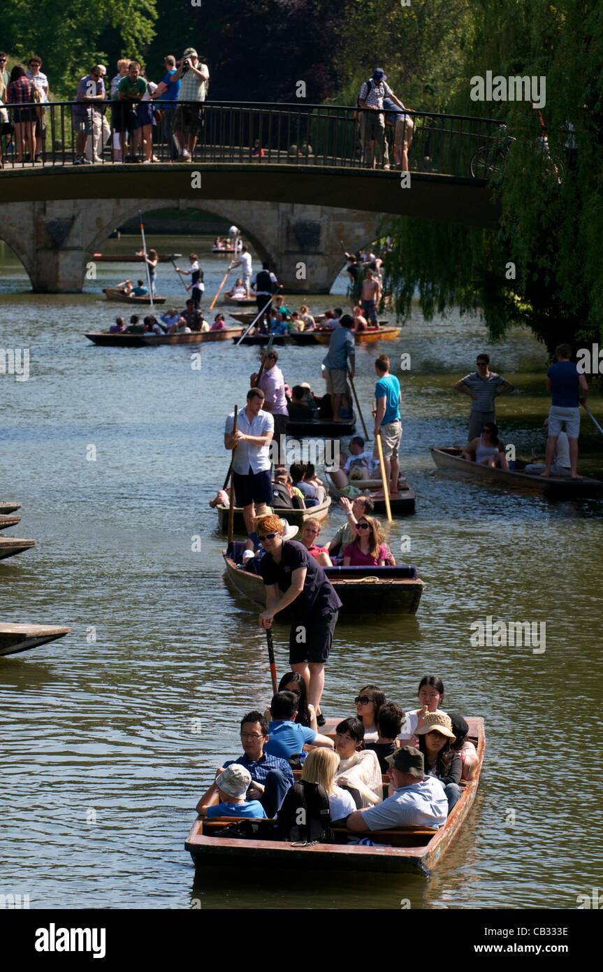 Cambridge, Regno Unito. 27/05/2012. Inizio estate continua nella città universitaria di Cambridge con persone che accorrevano al punt lungo il fiume Cam sul dorso di Clare College Foto Stock