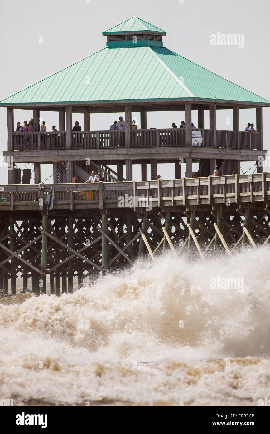 Stati Uniti d'America. Forti onde pastella follia Beach Pier come tempesta tropicale Beryl spazzole oltre la costa del South Carolina il 27 maggio 2012 in follia Beach, Carolina del Sud. La tempesta ha causato le spiagge locali per limitare il nuoto a causa delle forti correnti e maree rip sul popolare il weekend del Memorial Day. Foto Stock