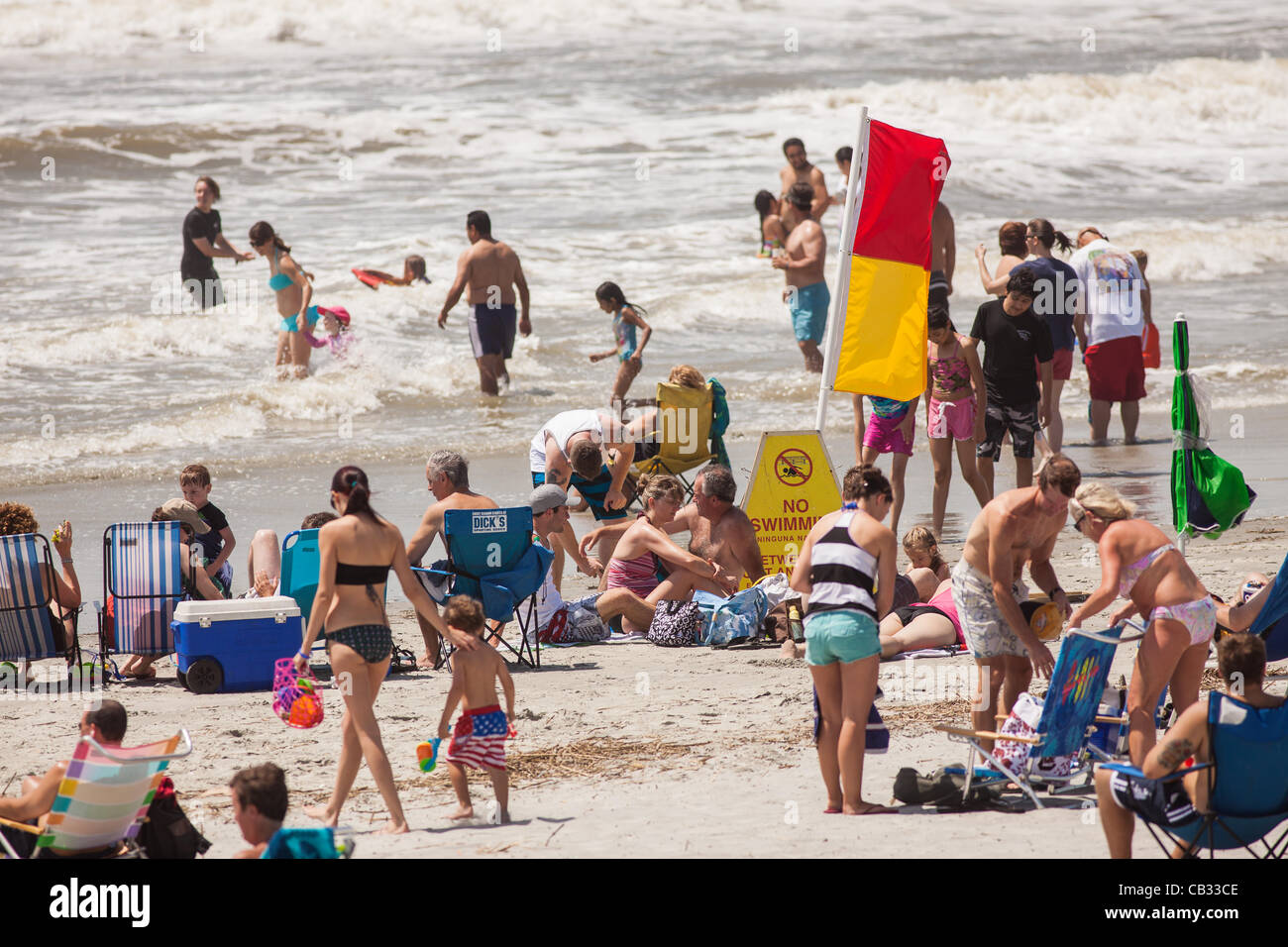 Stati Uniti d'America. La piscina non è di bandiera fino alla follia spiaggia come tempesta tropicale Beryl spazzole oltre la costa del South Carolina il 27 maggio 2012 in follia Beach, Carolina del Sud. La tempesta ha causato le spiagge locali per limitare il nuoto a causa delle forti correnti e maree rip sul popolare il weekend del Memorial Day. Foto Stock