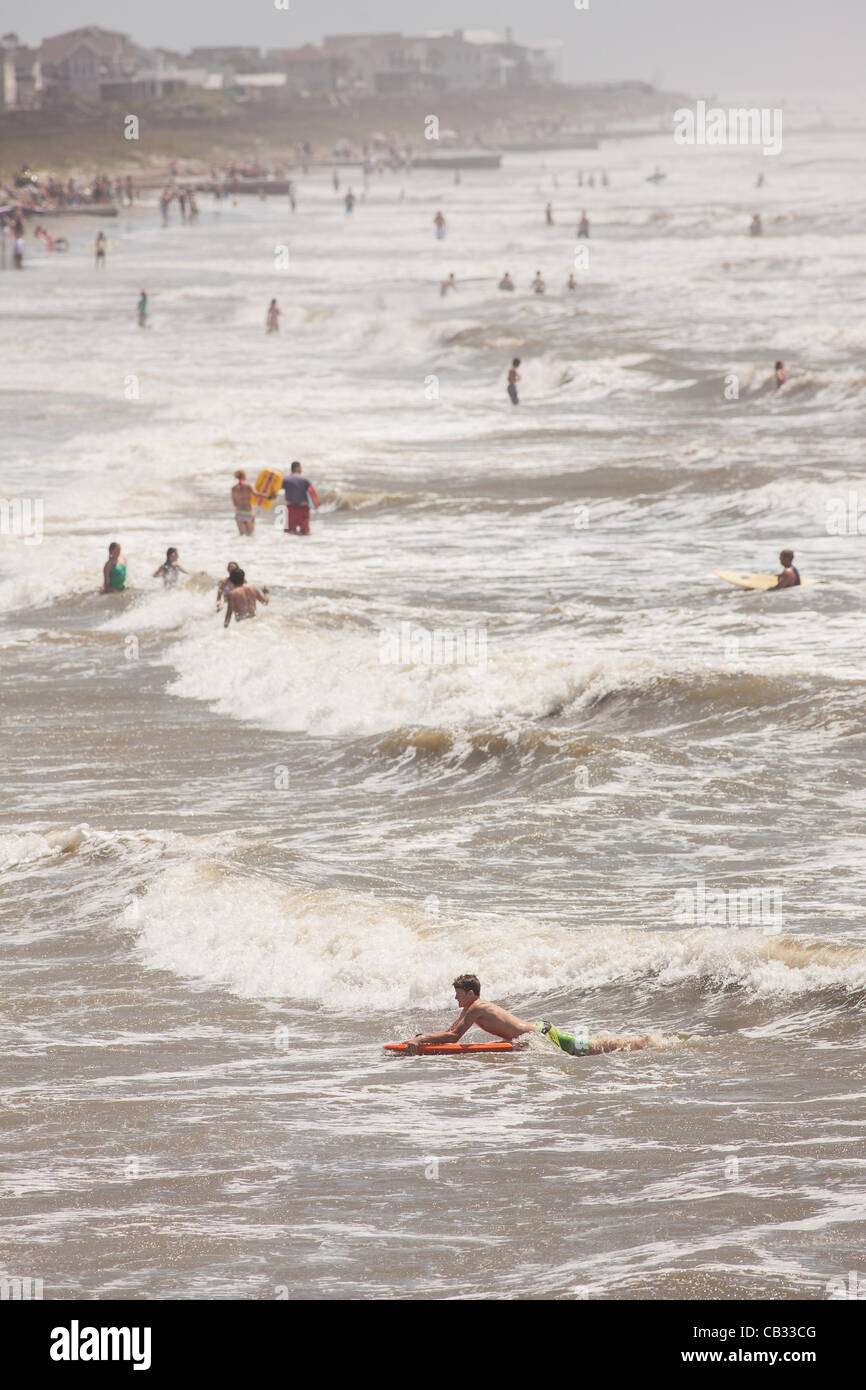 Stati Uniti d'America. Frequentatori di spiaggia folla follia spiaggia come tempesta tropicale Beryl spazzole oltre la costa del South Carolina il 27 maggio 2012 in follia Beach, Carolina del Sud. La tempesta ha causato le spiagge locali per limitare il nuoto a causa delle forti correnti e maree rip sul popolare il weekend del Memorial Day. Foto Stock