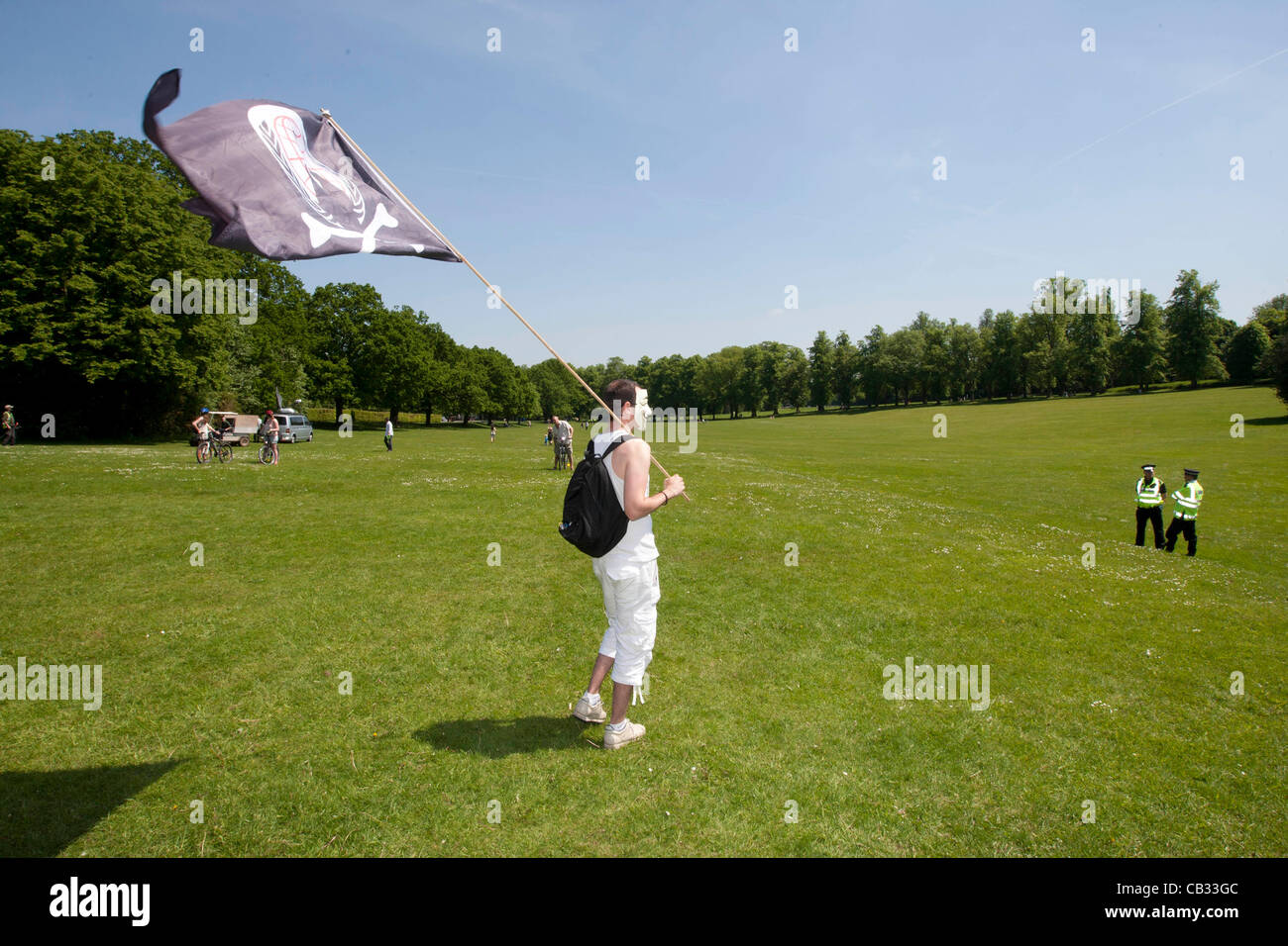 Rothamstead,Harpenden,Hertfordshire,Inghilterra: attivisti del anti GM Action group prendere la farina torna protesta a Rothamstead Ricerca Agricola Creazione sito di Inghilterra del primo trial outdoor di frumento geneticamente modificate. Foto Tim Scrivener data di presa 27 maggio 2012 07850 mobile 30 Foto Stock