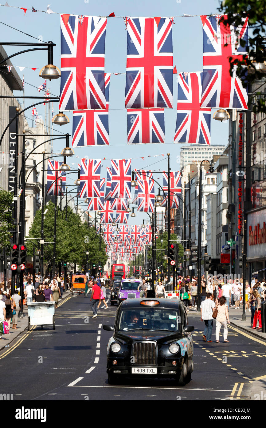 Londra, Regno Unito. Domenica 27 maggio 2012. Union Jack Flag e rosso, bianco e blu bunting decorazioni per la regina del Giubileo di diamante in Oxford Street a Londra, Inghilterra Foto Stock