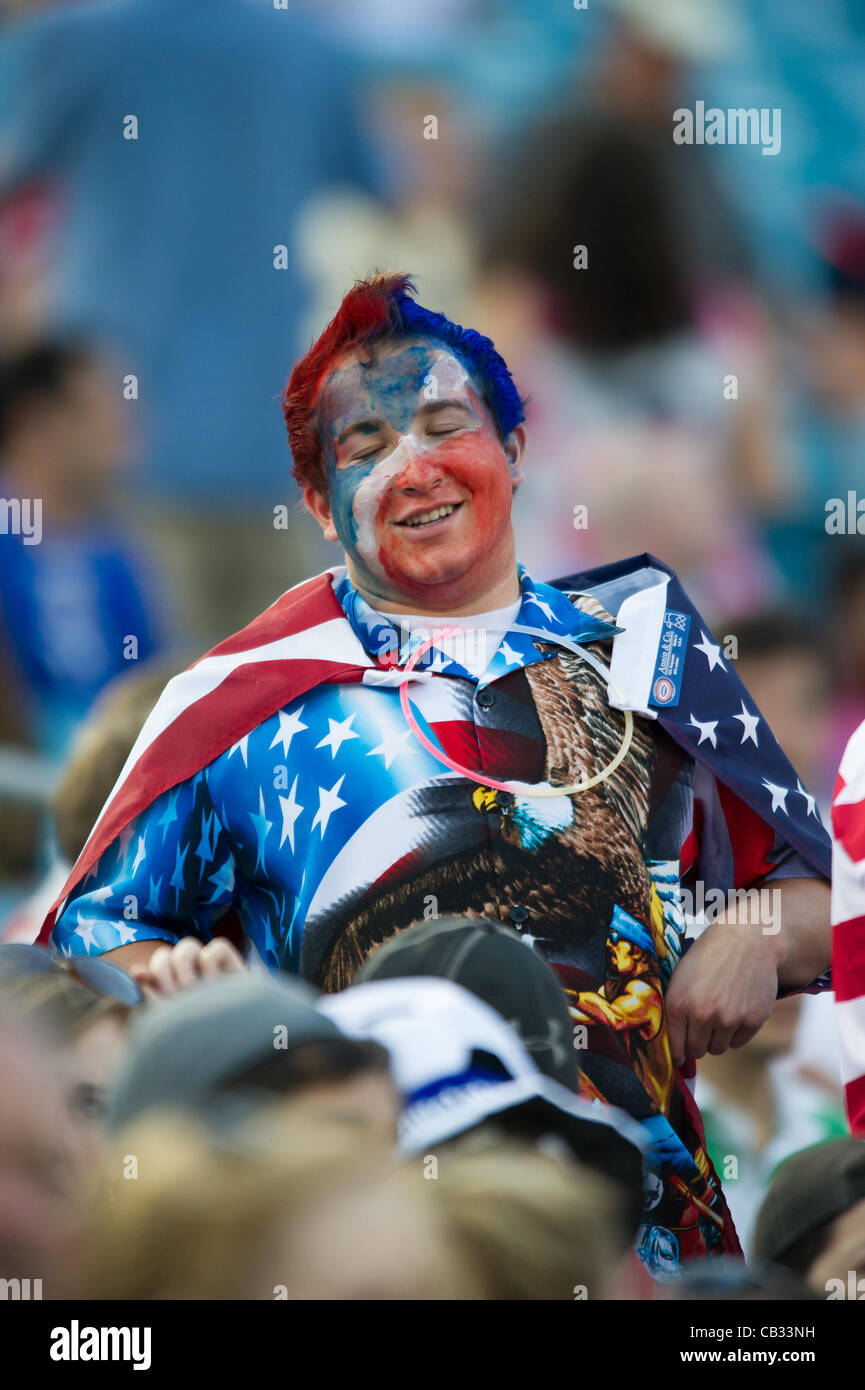 26.05.2012. Jacksonville, Florida, Stati Uniti d'America. Un vestito di acclamazioni della ventola sul team USA DURANTE GLI STATI UNITI Gli uomini della nazionale di calcio partita contro la scozia a Campo Everbank a Jacksonville, FL. Al tempo di emisaturazione USA filo scozia 2-1. Stati Uniti d'America ha esaurito i vincitori convincente da parte di un cliente di 5-1. Foto Stock