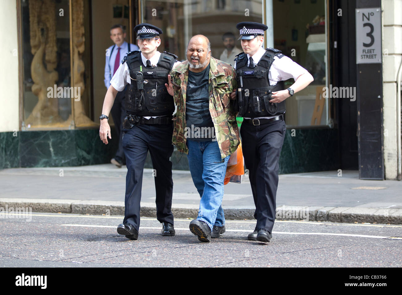 Royal Courts of Justice di Londra, Regno Unito. 28.05.2012 immagine mostra un uomo arrestato dalla polizia metropolitana al di fuori della Royal Courts of Justice in cui l'indagine Leveson sta avendo luogo. Foto Stock