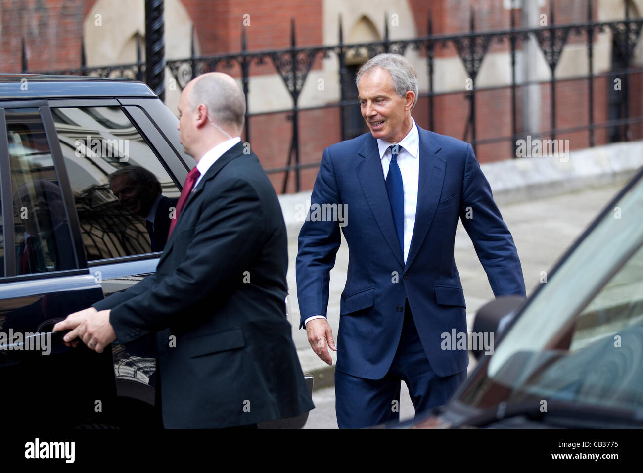 Royal Courts of Justice di Londra, Regno Unito. 28.05.2012 Foto mostra Tony Blair, ex primo ministro britannico, lasciando l'indagine Leveson oggi dopo dando evidenza alla Royal Courts of Justice di Londra, Regno Unito. Foto Stock