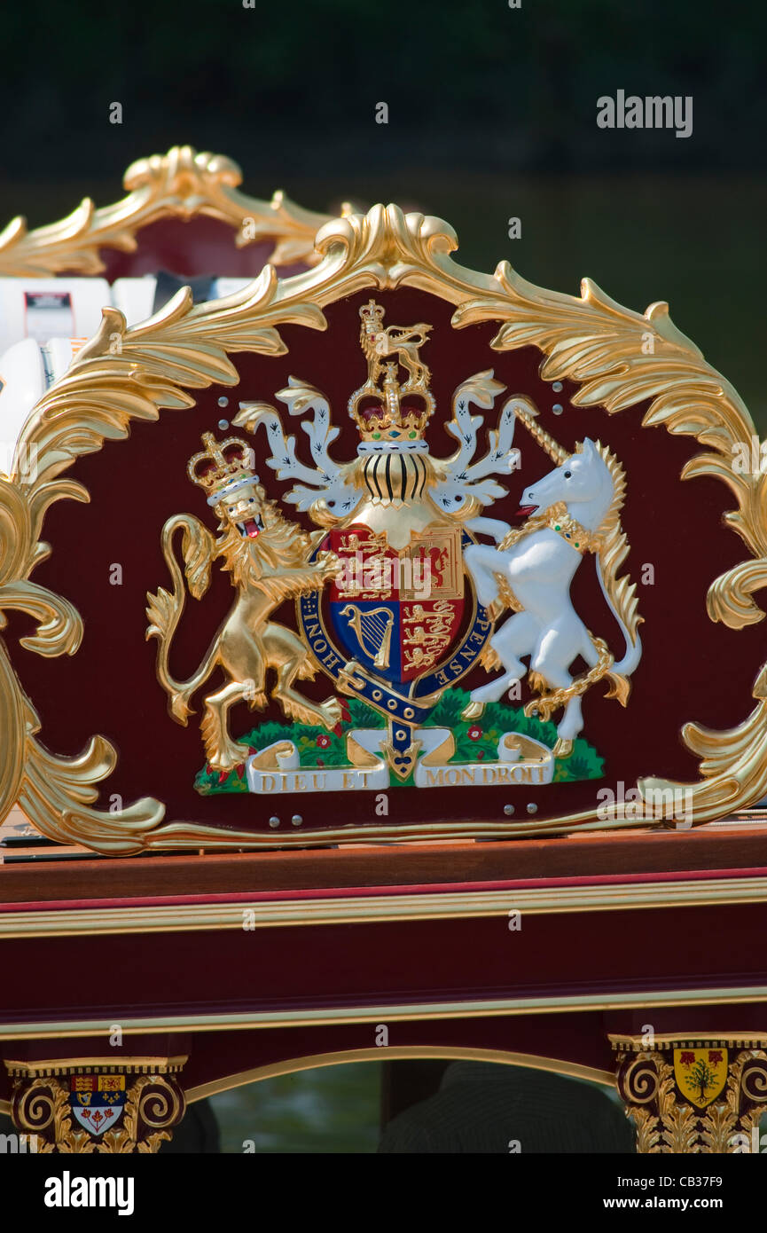 Queens Diamond Giubileo Barge Vincenzo essendo preparato durante una ondata di caldo lunedì 28 maggio a Richmond upon Thames per il Royal flottiglia celebrazioni il 3 giugno 2012 a Londra, Regno Unito Foto Stock