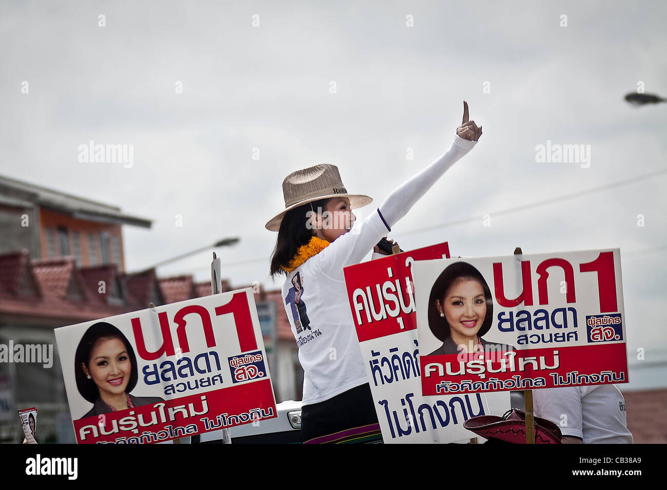 YOLLANDA 'NOK' SUANYOT rende la sua campagna il segnale mentre speechs agli elettori a vie della città come lei corre l'ultimo giorno della politica ufficiale della campagna per le elezioni nel nord della provincia di Nan, Thailandia. Un tempo conosciuta come una regina di bellezza, è in esecuzione oggi una campagna politica per la regola locale di Foto Stock