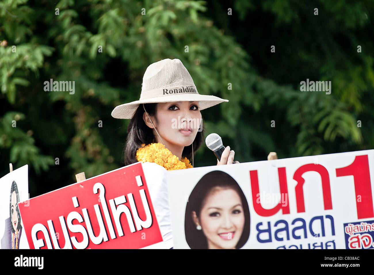 YOLLANDA 'NOK' SUANYOT speechs in strada per gli elettori come lei corre l'ultimo giorno della politica ufficiale della campagna per le elezioni nel nord della provincia di Nan, Thailandia. Un tempo conosciuta come una regina di bellezza, è in esecuzione oggi una campagna politica per la regola locale della città di Nan. Il 30-anno-vecchio Yollada Suanyo Foto Stock