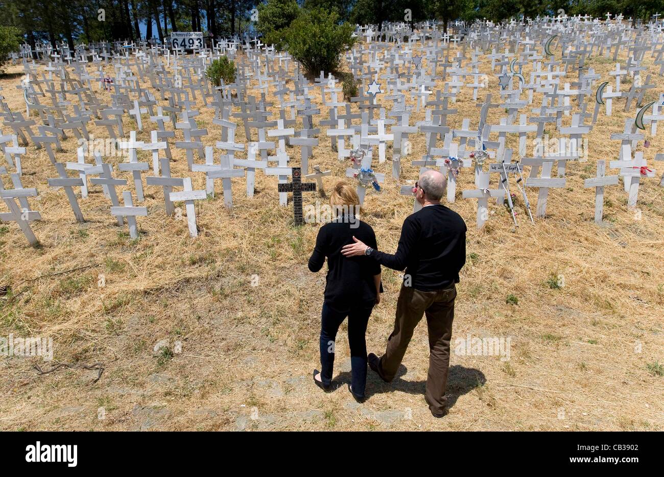 28 maggio 2012 - Lafayette, CA, Stati Uniti d'America - Steve Wright e Lori Eickmann, il cui figlio, Dylan Wright, è un paracadutista con l'ottantaduesima Airborne attualmente in servizio in Afghanistan, visita le croci di Lafayette, un memoriale per i militari americani feriti dalla guerra in Iraq. Il memorial è stato eretto per la prima volta in 200 Foto Stock