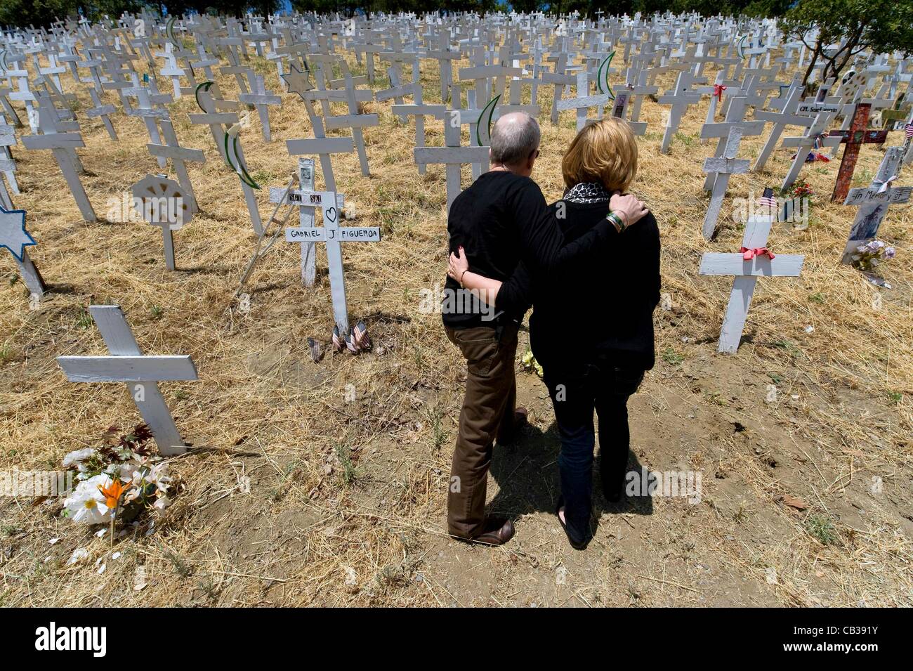 28 maggio 2012 - Lafayette, CA, Stati Uniti d'America - Steve Wright e Lori Eickmann, il cui figlio, Dylan Wright, è un paracadutista con l'ottantaduesima Airborne attualmente in servizio in Afghanistan, visita le croci di Lafayette, un memoriale per i militari americani feriti dalla guerra in Iraq. Il memorial è stato eretto per la prima volta in 200 Foto Stock