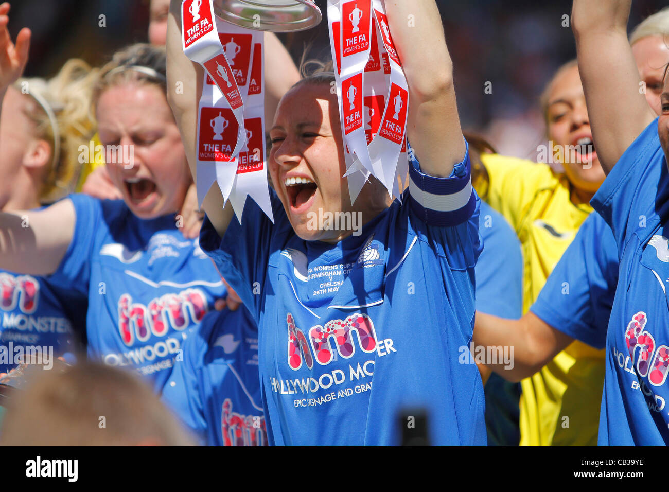 26.05.2012, Ashton Gate, Inghilterra. Chelsea v Birmingham. Il Womens finale di FA Cup. Chelsea v Birmingham. Laura Bassett celebra selvaggiamente con la FA Cup Foto Stock