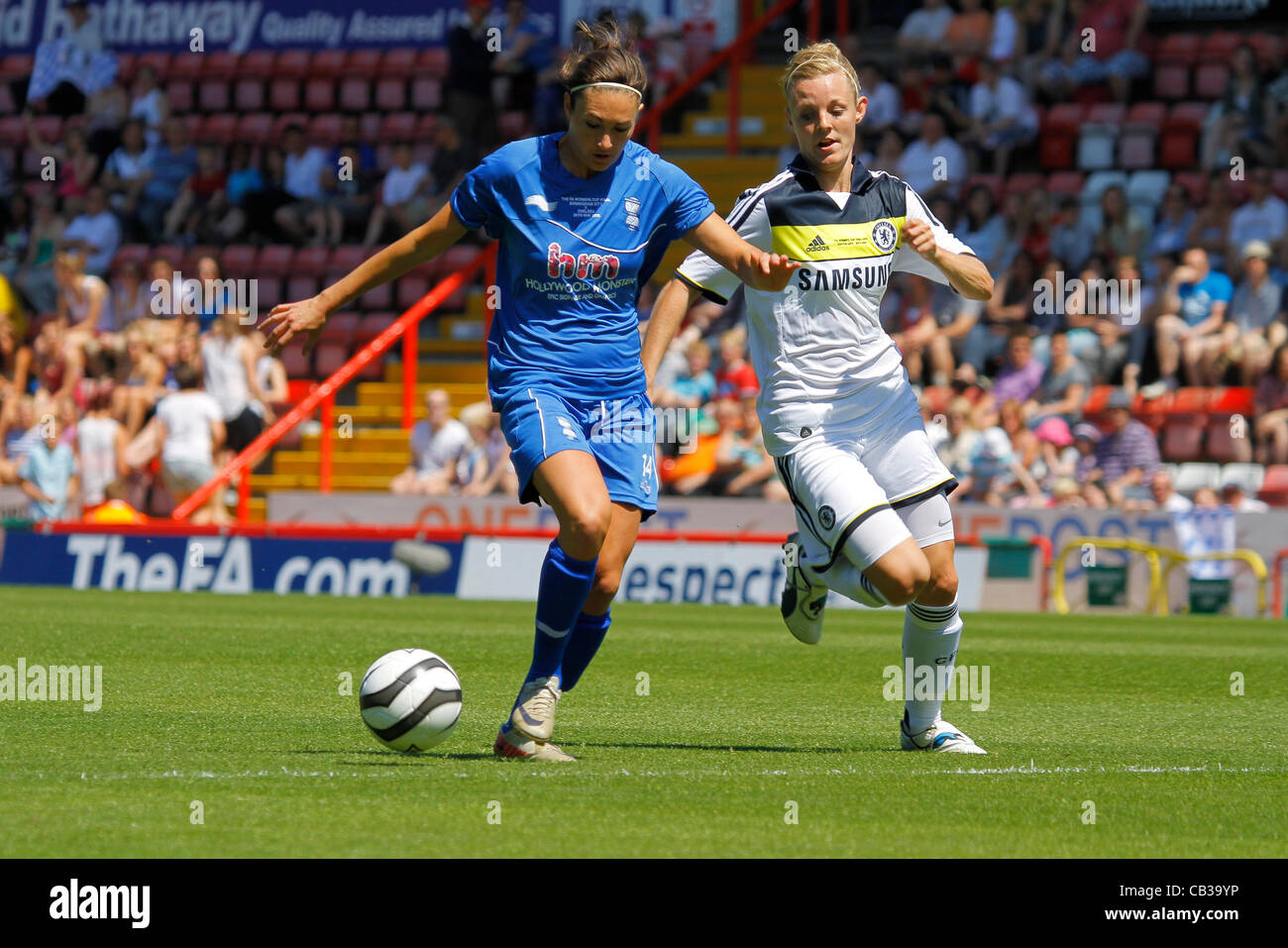 26.05.2012, Ashton Gate, Inghilterra. Chelsea v Birmingham. Il Womens finale di FA Cup. Chelsea v Birmingham. Birmingham's Jodie Taylor stuggles a sfondare la difesa del Chelsea Foto Stock