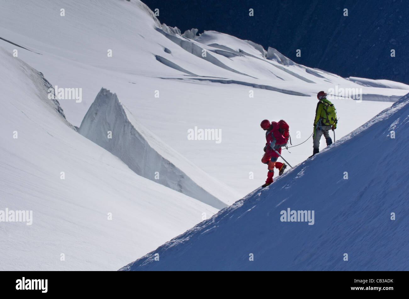 Due alpinisti scendono dall'Aigulle du Midi in il Col du plan nel Mt Blanc gamma Foto Stock